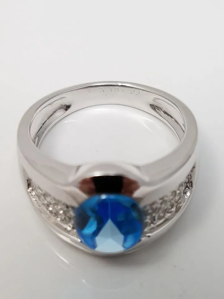 Flashy 18k White Gold Natural Blue Topaz Diamond Ring