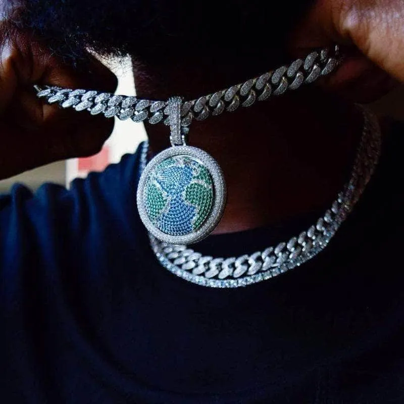 Spinning World Pendant in White Gold